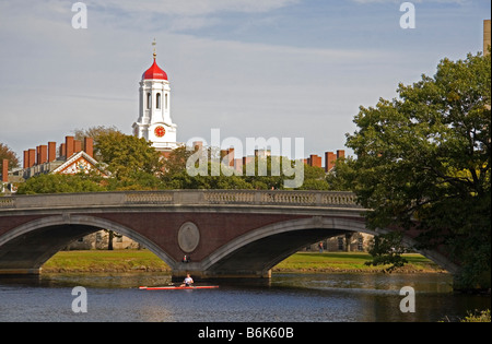 Canottaggio sul fiume Charles e la Harvard University edifici in Cambridge Greater Boston Massachusetts USA Foto Stock