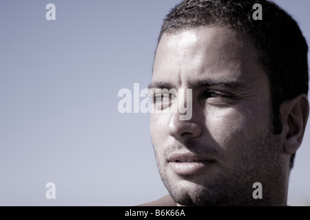 Ritratto in bianco e nero di un giovane uomo Foto Stock