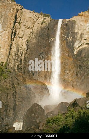 CALIFORNIA - Rainbow in corrispondenza della base inferiore di Yosemite Falls nel Parco Nazionale di Yosemite. Foto Stock