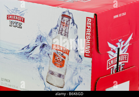 Confezione di 12 bottiglie di Smirnoff Ice vodka bevanda miscelata prodotti e imbottigliati nel Regno Unito Foto Stock