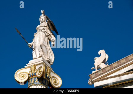 Statua in marmo della dea greca Athena tenendo la lancia e lo scudo, sul lato opposto di un sphynx: Atene, Grecia Foto Stock