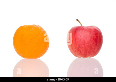 Apple e arancione su sfondo bianco Foto Stock
