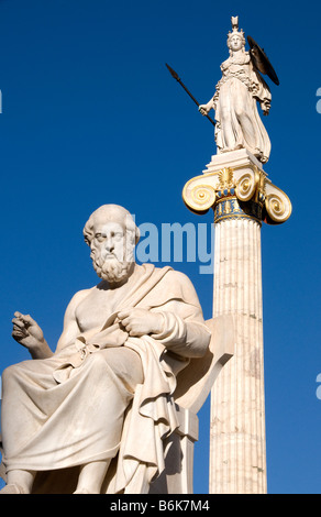 Atene Grecia statue in marmo dell'antico filosofo Platone e la dea Atena Pallas nella parte anteriore dell'Accademia Foto Stock