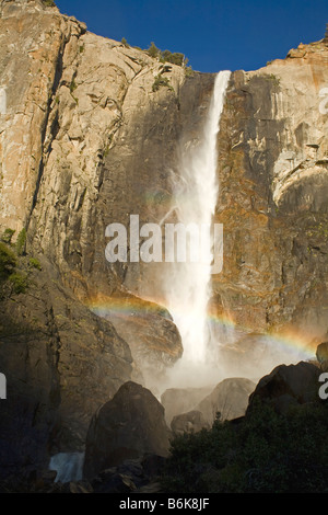 CALIFORNIA Rainbow in corrispondenza della base inferiore di Yosemite Falls nel Parco Nazionale di Yosemite Foto Stock