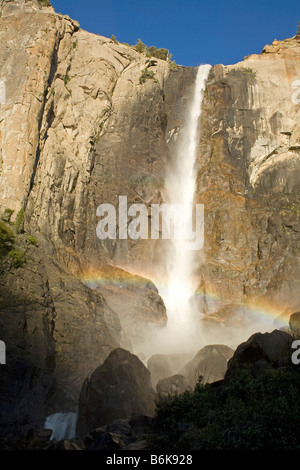 CALIFORNIA - Rainbow in corrispondenza della base inferiore di Yosemite Falls nel Parco Nazionale di Yosemite. Foto Stock