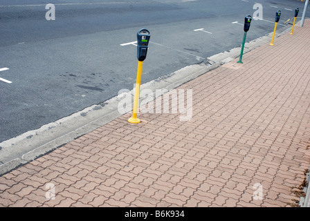Non utilizzate il parcheggio di strada con moneta metri in un vuoto di centro città Foto Stock