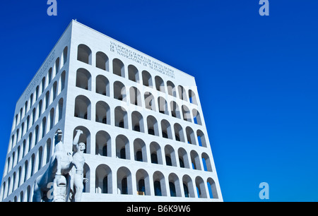 Roma il Palazzo della Civiltà e del Lavoro nel sobborgo di EUR Foto Stock