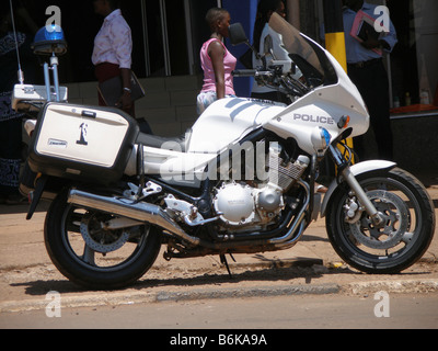 Una polizia moto parcheggiata su una strada a Kampala in Uganda Foto Stock