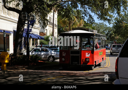 Centro citta' proprietà Fernandina Beach Amelia Island Florida USA e trolly turistica Foto Stock