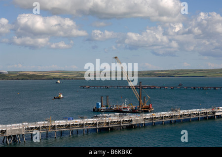 La costruzione del molo sud LNG gancio Milford Haven Pembrokeshire Wales UK Gran Bretagna Foto Stock