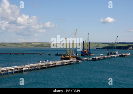 La costruzione del molo sud LNG gancio Milford Haven Pembrokeshire Wales UK Gran Bretagna Foto Stock