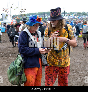 Il vecchio hippy di coppia al Glastonbury festival Pilton Somerset REGNO UNITO Europa Foto Stock