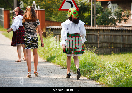 La ragazza di domenica messa tradizionale abito, Maramures, Romania Foto Stock