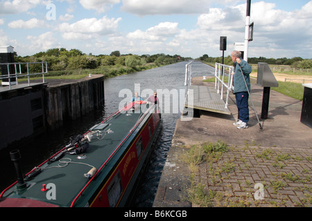 Winsome Lass strette di crociera in barca nella serratura Sykehouse sul nuovo svincolo canal vicino a Doncaster nello Yorkshire Foto Stock