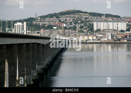 Città di Dundee, in Scozia. Vista guardando a nord ovest del William Fairhurst progettato Tay Road Bridge sul fiume Tay estuario. Foto Stock