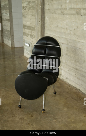 Israele Hiriya il museo di riciclaggio di plastica riciclata convertito in sedie utilizzabili Foto Stock