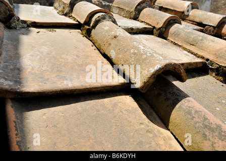 A Pompei le case erano dotate di tetto con tegole vi erano due forme di tegole, piatta e piastrelle semicilindrica, Pompei, Italia Foto Stock