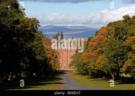 Glamis Castle ex royal hunting lodge home del Bowes Lyon famiglia costruita nel XV XVI secolo Angus Scozia UK Foto Stock