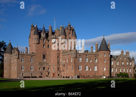 Glamis Castle ex royal hunting lodge home del Bowes Lyon famiglia costruita nel XV XVI secolo Angus Scozia UK Foto Stock