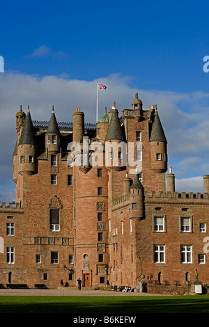 Glamis Castle ex royal hunting lodge home del Bowes Lyon famiglia costruita nel XV XVI secolo Angus Scozia UK Foto Stock