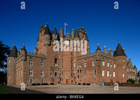 Glamis Castle ex royal hunting lodge home del Bowes Lyon famiglia costruita nel XV XVI secolo Angus Scozia UK Foto Stock