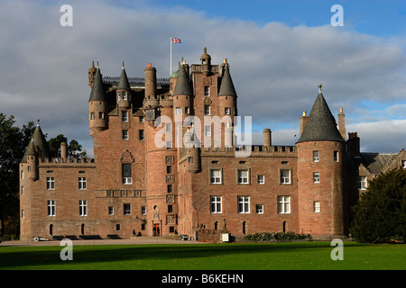 Glamis Castle ex royal hunting lodge home del Bowes Lyon famiglia costruita nel XV XVI secolo Angus Scozia UK Foto Stock