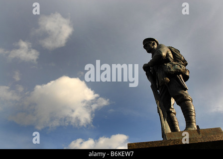Statua del soldato presso il cenotafio di Ironbridge TELFORD SHROPSHIRE Foto Stock