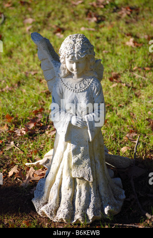 Angelo statua con un parafango rotto nel cimitero Foto Stock