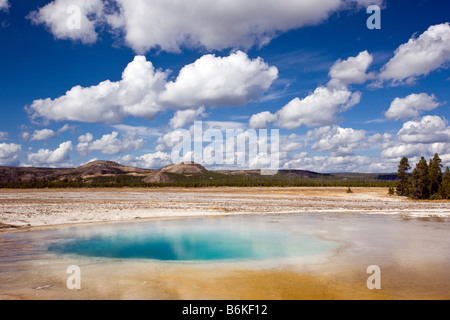 Pool di opale, Midway Geyser Basin, il Parco Nazionale di Yellowstone; Wyoming; USA Foto Stock