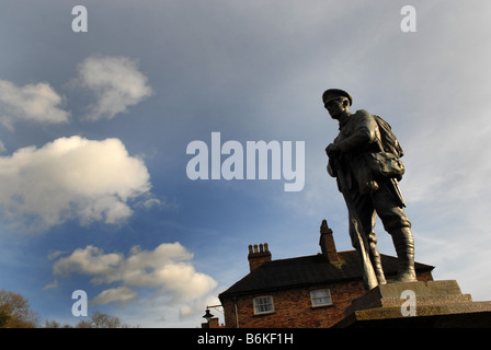Statua del soldato presso il cenotafio di Ironbridge TELFORD SHROPSHIRE Foto Stock