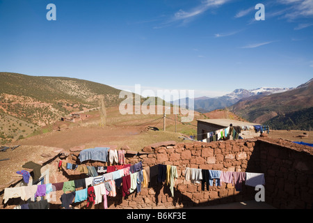 Sidi Faress Marocco dicembre tradizionali Berbere casa di montagna tetto in Alto Atlante con lavaggio appendere fuori Foto Stock