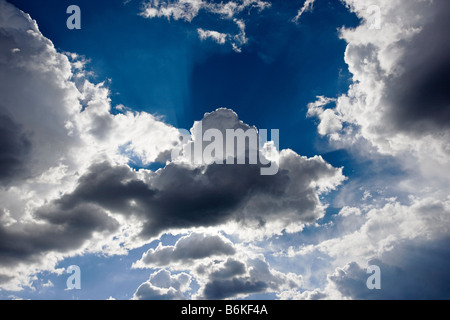 Drammatica nuvole nel cielo blu Foto Stock