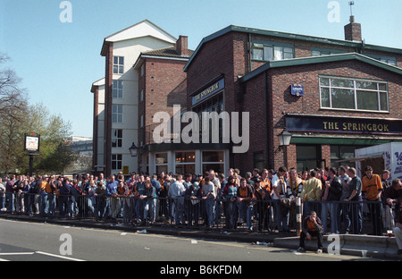 I tifosi di football bevono fuori dal pub Springbok vicino allo stadio di calcio Loftus Road 31 3 97 Queens Park Rangers contro Wolverhampton Wanderers Foto Stock