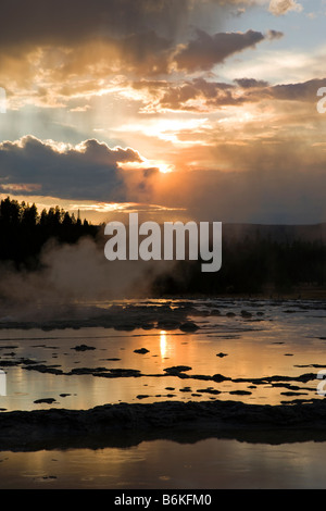 Drammatico il cielo al tramonto, grande fontana Geyser, Midway Geyser Basin, il Parco Nazionale di Yellowstone, Wyoming USA Foto Stock