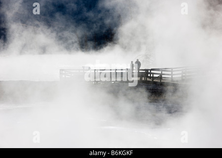 Turisti sul Boardwalk osservata attraverso il vapore, terrazza principale, Mammoth Hot Springs, il Parco Nazionale di Yellowstone; Wyoming; USA; Foto Stock