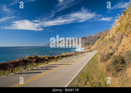 Quindici ciclisti in Big Sur, California Foto Stock