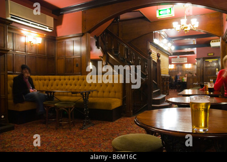 Il Pub Red Lion in Kingley Street nel quartiere di Soho in centro a Londra England Regno Unito Foto Stock