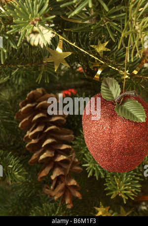 Decorazione per albero di natale su albero di abete rosso con il punto di messa a fuoco sul ornamento Foto Stock