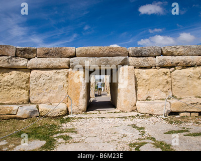 L'ingresso all'antico tempio megalitico di Hagar Qim vicino a Qrendi, Malta. Foto Stock