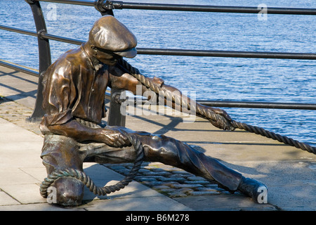 Dublino, Irlanda - una bella statua in bronzo intitolata "L" per guardafili su City Quay, rive del fiume Liffey, Dublin, Repubblica di Irlanda Foto Stock