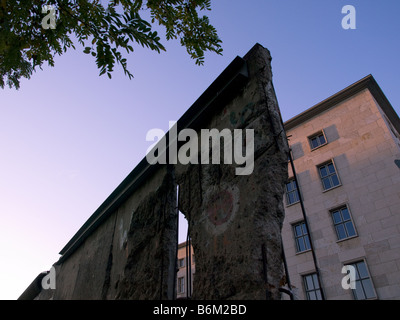 Uno degli ultimi pezzi rimanenti dello storico muro di Berlino. Foto Stock