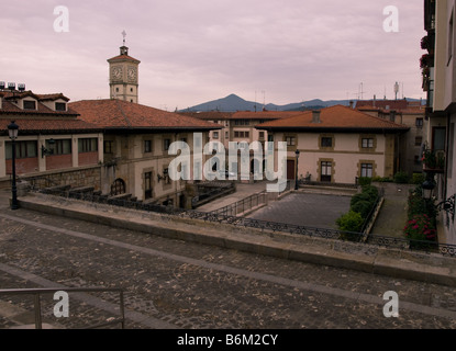 La piazza della città di Guernica (Gernika) nella regione basca della Spagna. Foto Stock