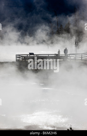 Turisti sul Boardwalk osservata attraverso il vapore, terrazza principale, Mammoth Hot Springs, il Parco Nazionale di Yellowstone; Wyoming; USA; Foto Stock