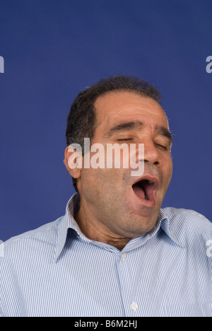 Uomo che sbadiglia Foto Stock