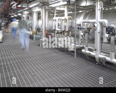 Lavoratori a piedi attraverso industrial Power Plant, STATI UNITI D'AMERICA Foto Stock