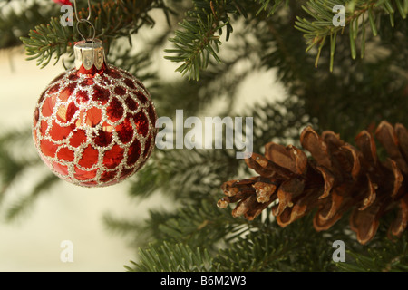 Decorazione per albero di natale su albero di abete rosso con la neve attraverso la finestra in background Foto Stock