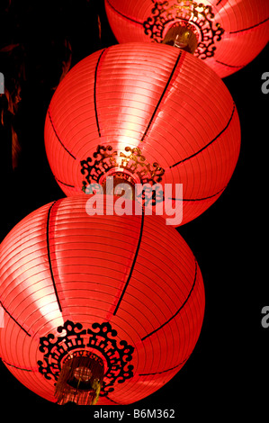 Carta lanterne cinesi appeso nel centro cittadino di Singapore Foto Stock