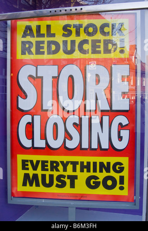 Woolworths shop store con il manifesto commerciale nel dicembre 2008 appena prima che finalmente si chiude Foto Stock