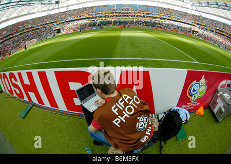 FIFA sport professionali fotografo lavora sul collaterale a Francoforte Commerzbank Arena durante la Coppa del Mondo 2006 Foto Stock