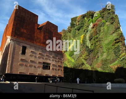 CaixaForum Madrid museo da architetti Herzog e de Meuron nel Paseo del Prado giardino verticale di Patrick Blanc Madrid Spagna Foto Stock